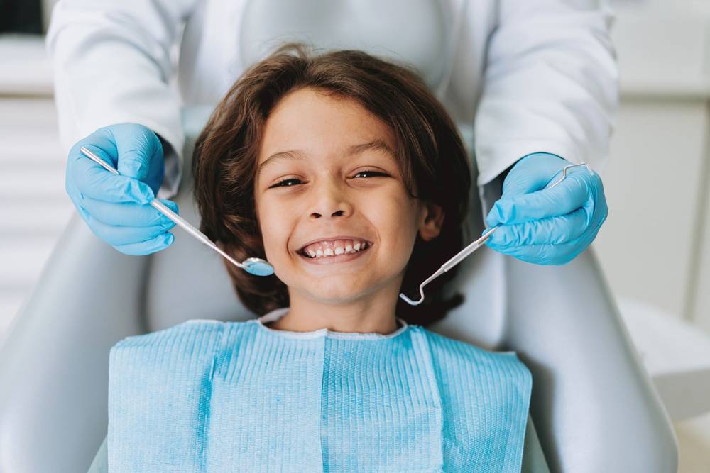 Un bambino sorridente sulla poltrona