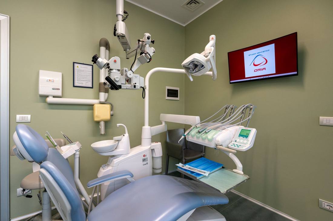 Una sala operativa dello studio, con il microscopio operatorio e la poltrona azzurra