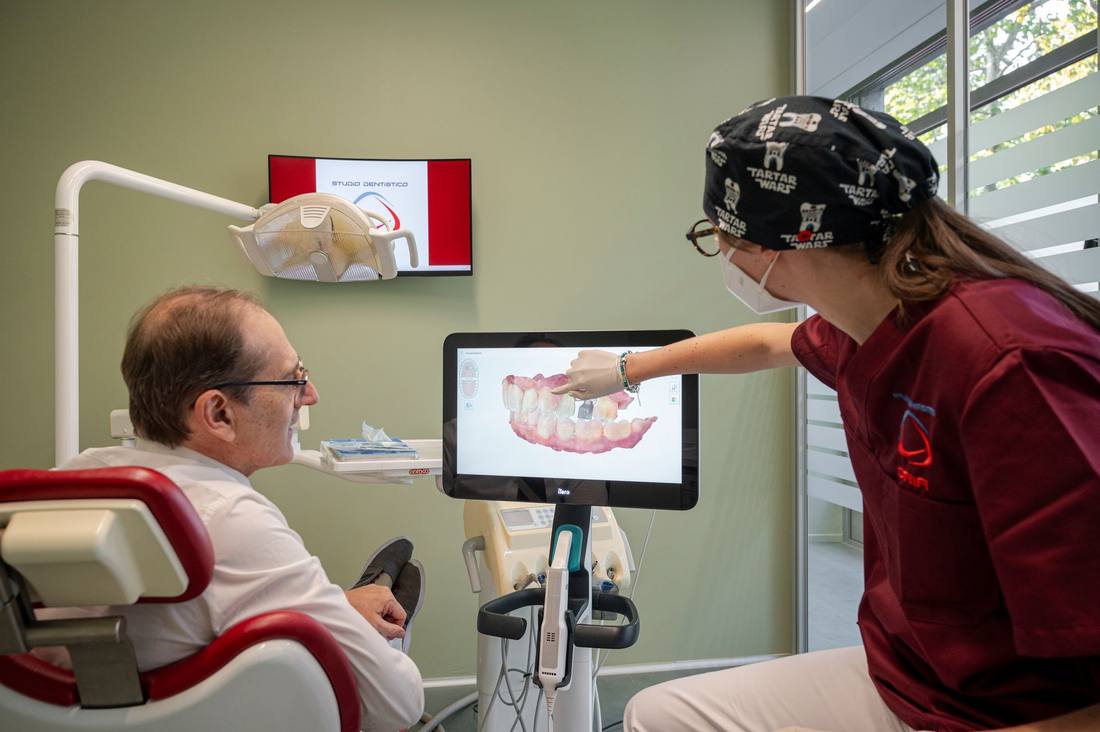 Un paziente osserva sullo schermo la scansione dei denti