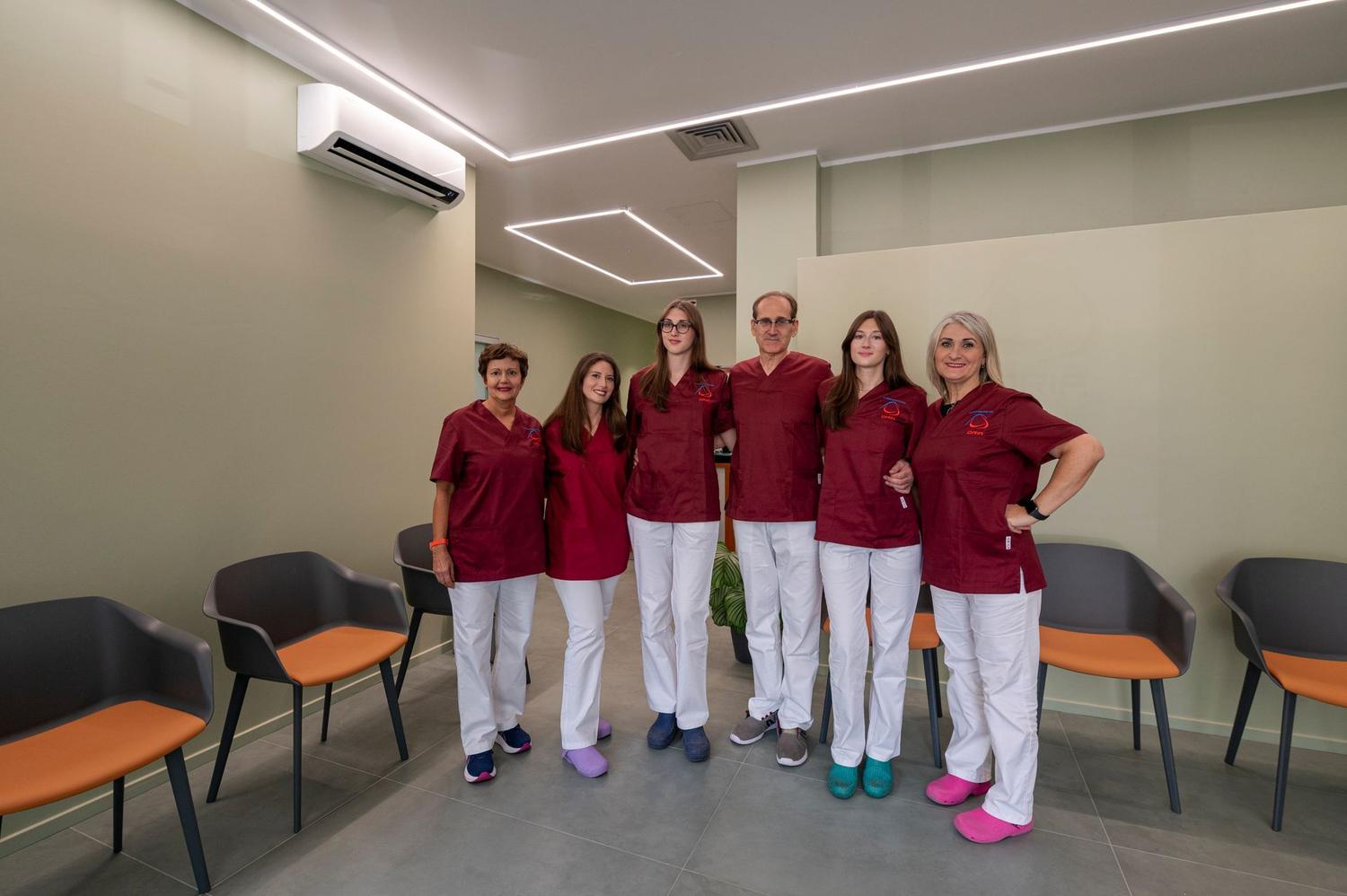 L'équipe dello studio nella sala d'attesa
